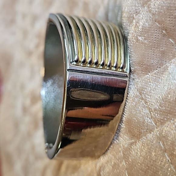 Bangle Statement Bracelet Hinged Magnetic Closure - Picture 5 of 10